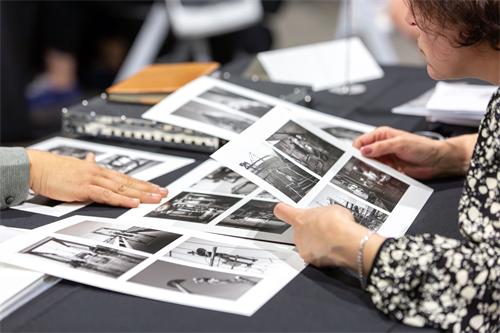 alt="Photo editing and selection session"