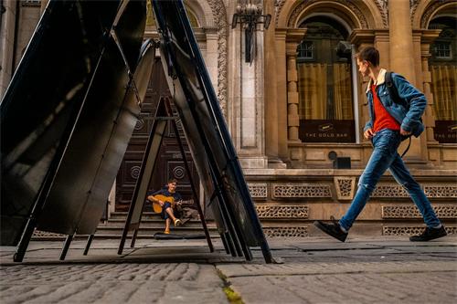 alt="Optical illusion street photography"