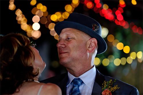 alt="Wedding couple with bokeh lights"