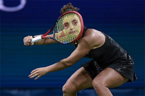 alt="Jasmine Paolini of Italy hits a forehand – and delivers one of the best images of this year’s US Open"