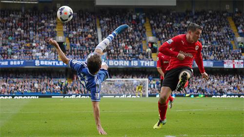 alt="Football player performing a bicycle kick"